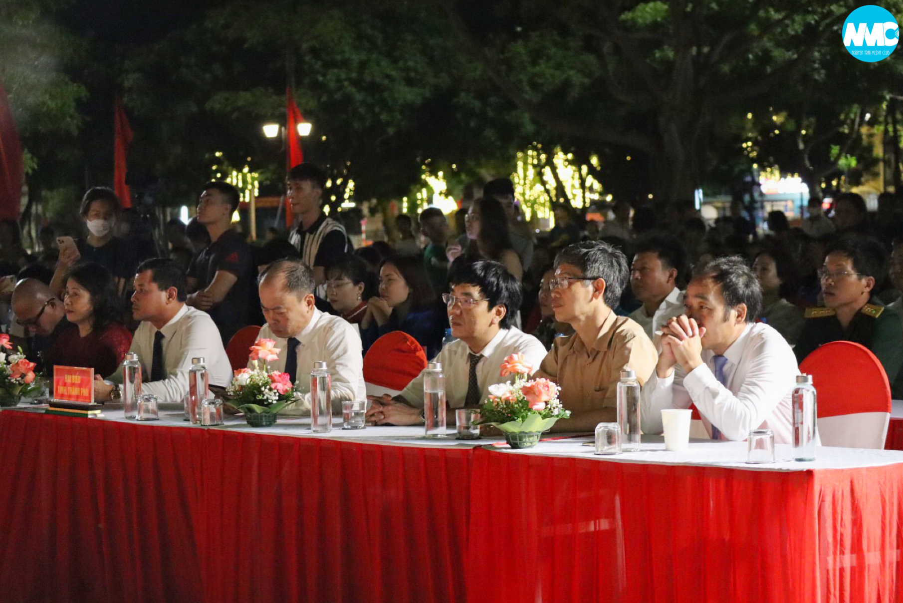 Nhấn để phóng to